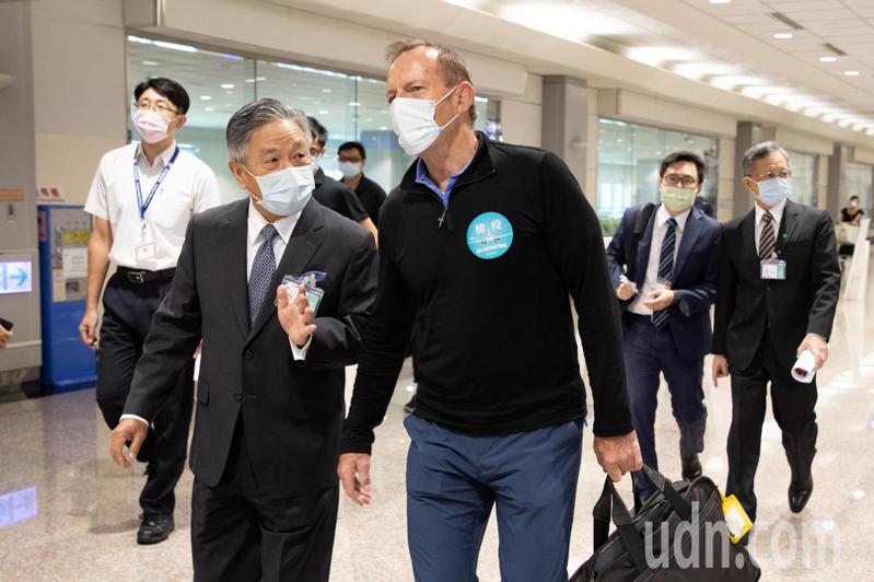 澳洲前總理艾波特（Tony Abbott）（最前排右）今天下午搭乘新加坡航空SQ-876班機抵達桃園國際機場，下機後在外交人員的陪同下進行檢疫及禮遇通關。記者季相儒／攝影