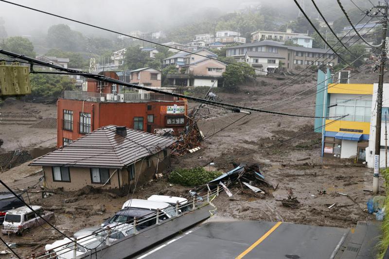 今年7月日本靜岡縣熱海市發生土石流沖毀許多人的家園。美聯社
