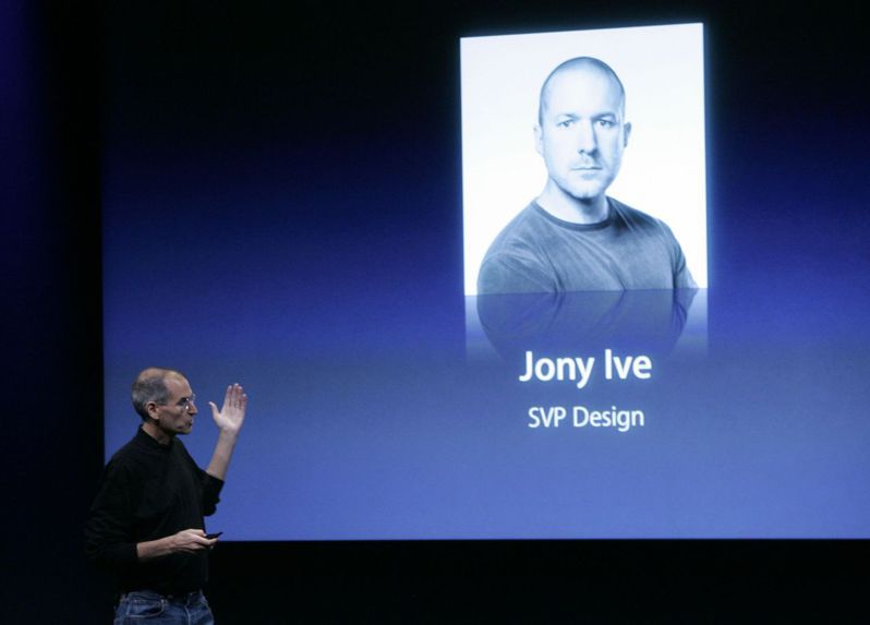 在这帧2008年10月14日的档案照中，苹果执行长贾伯斯介绍苹果设计大将艾夫。贾伯斯逝世十年后的今天，艾夫撰文怀念贾伯斯。 图／美联社(photo:UDN)