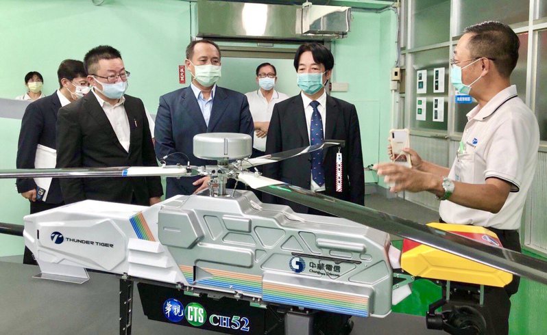 副總統賴清德(右二)參訪雷虎科技在新一代無人機與醫療器材的研發成果。雷虎科技提供