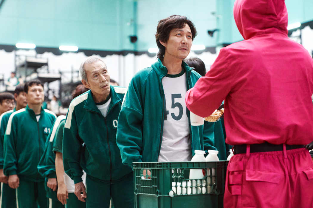 李政宰（右2）演出「魷魚遊戲」片酬創紀錄，單集預估就有3億韓元（約新台幣770萬元）。圖／Netflix提供