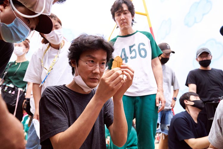 導演黃東赫(中)執導「魷魚遊戲」。圖／Netflix提供
