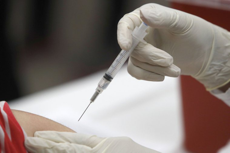 接種新冠疫苗示意圖。美聯社