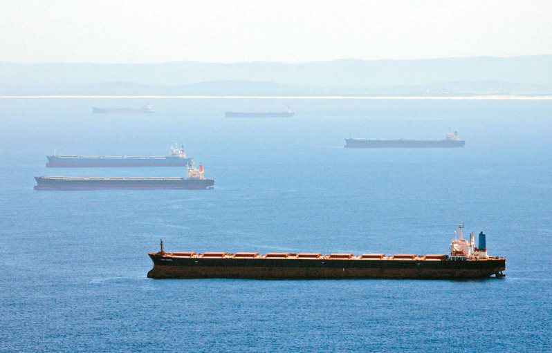澳洲貨船靠港 大陸已悄悄允許澳運煤船靠港卸煤。圖為澳洲雪梨北方新堡等待裝貨的運煤船。（路透）