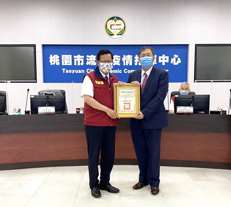 桃園市長鄭文燦（左）致贈感謝狀給和泰興業，由總經理林鴻志（右）代表接受。圖／大金空調提供