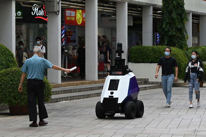 新加坡近期进行「巡逻机器人」测试，这款机器人会向路上出现「社会不良行为」的人发出警告，引发侵犯隐私的疑虑。 法新社(photo:UDN)