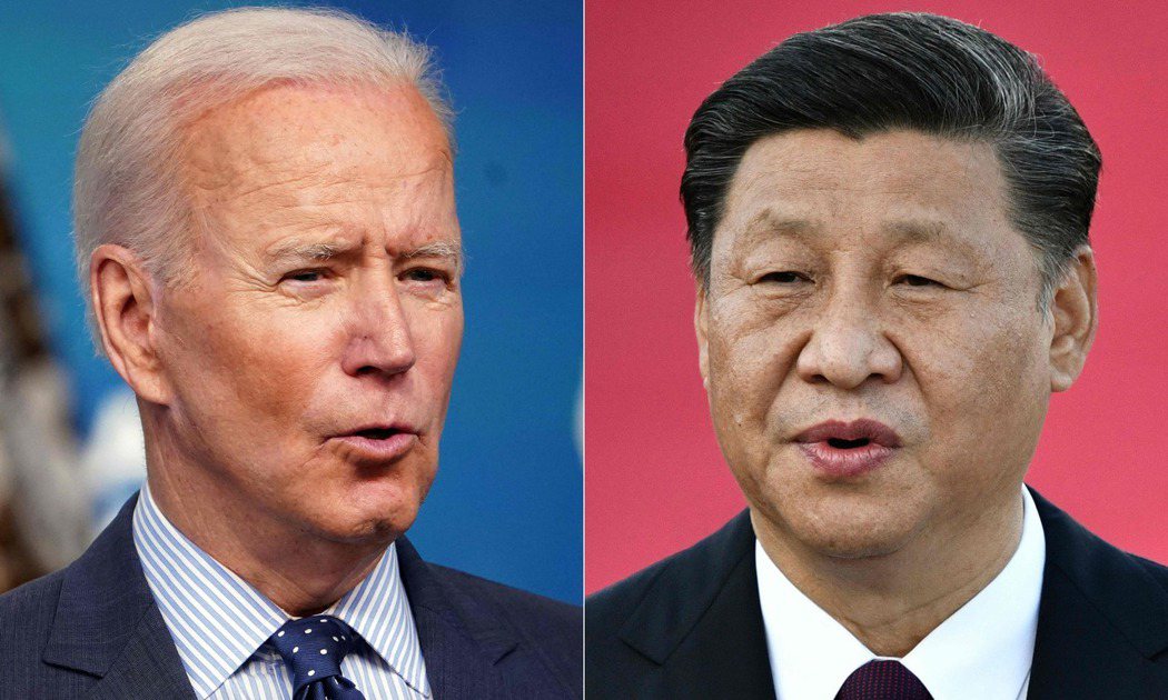 美國總統拜登(左)5日在白宮表示，他和中國大陸國家主席習近平(右)談到台灣，雙方...