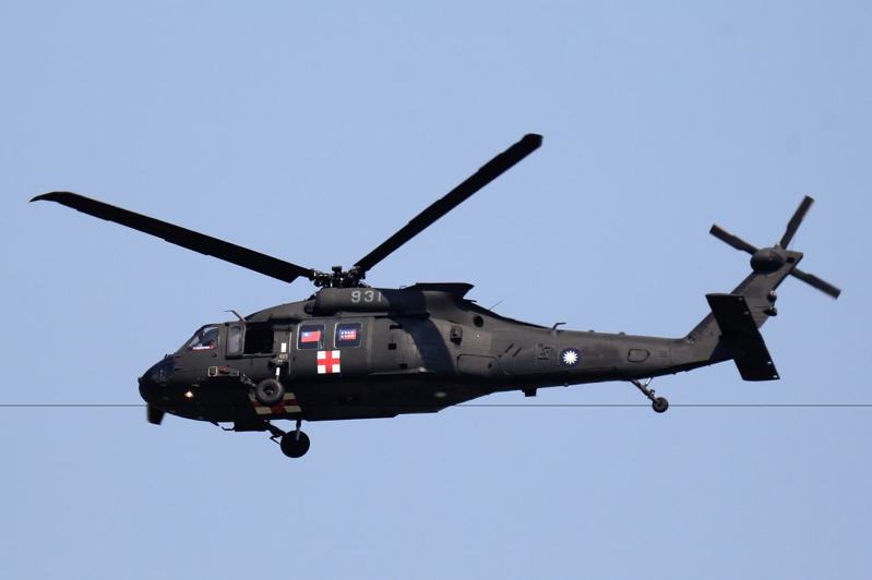去年國慶，航空迷拍到空軍救護隊黑鷹直升機，在機艙掛國旗，同賀「中華民國生日快樂」的英姿照片，讓人振奮，周日國慶編隊表演再受航空迷期待 。圖／航空迷提供