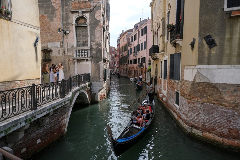 外國遊客認為，威尼斯的浪漫都因人潮擁擠而消失，但把監視監控派上用場，就更不浪漫了。圖為行駛於威尼斯市區運河的貢多拉船。路透