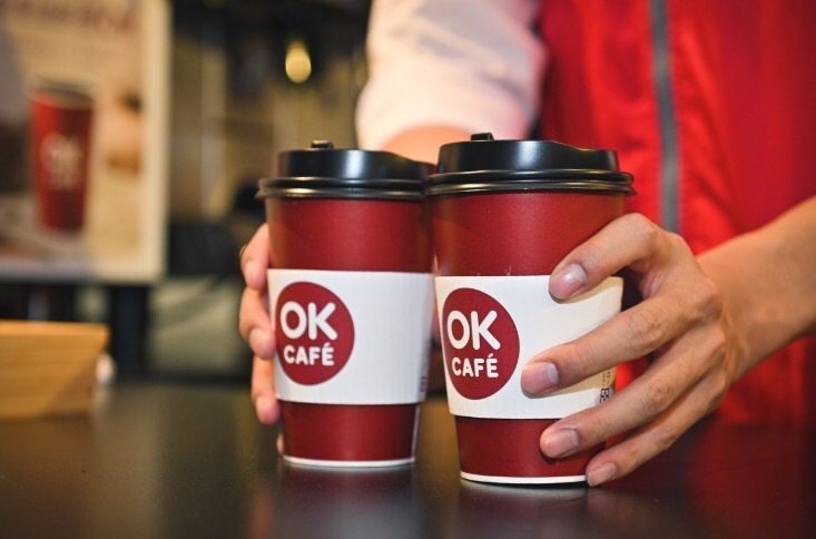 歡慶雙十連假，OKmart於10月9日至10月11日推出會員限定大杯莊園級美式咖啡、拿鐵同品項買2送2的優惠活動。圖／OKmart提供