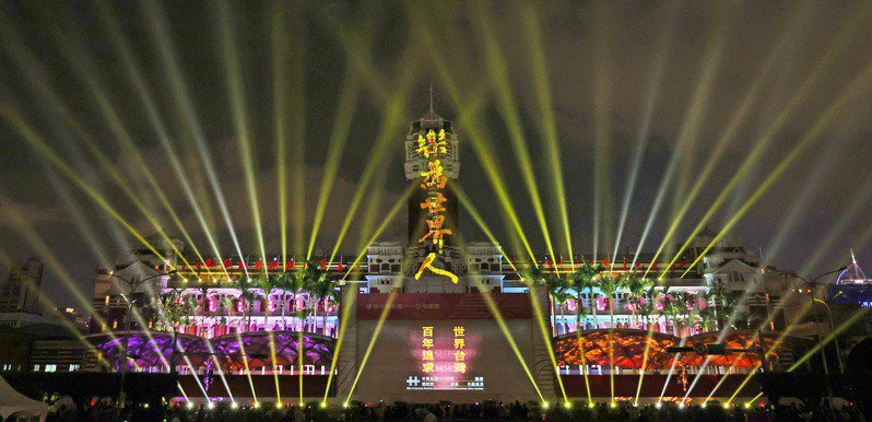 國慶光雕展演昨晚啟動，最後一幕「台灣人，樂為世界人」文字，其實來自台灣新文化運動之父蔣渭水的手稿。記者潘俊宏／攝影