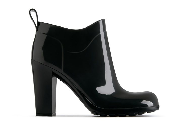 光澤橡膠踝靴 (黑)，26,100元。圖／Bottega Veneta提供