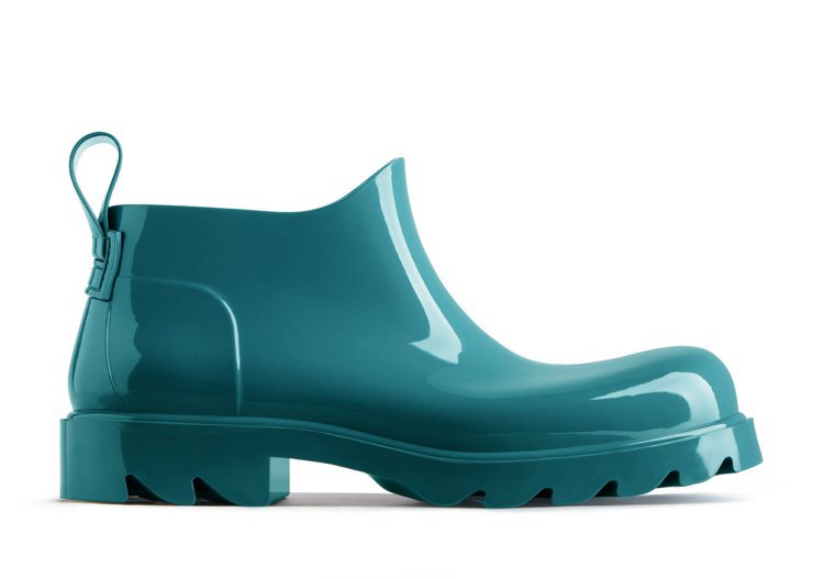 光澤橡膠男靴 (松綠石藍)，21,300元。圖／Bottega Veneta提供