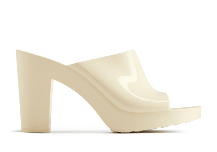 光澤橡膠高跟穆勒鞋，21,300元。圖／Bottega Veneta提供