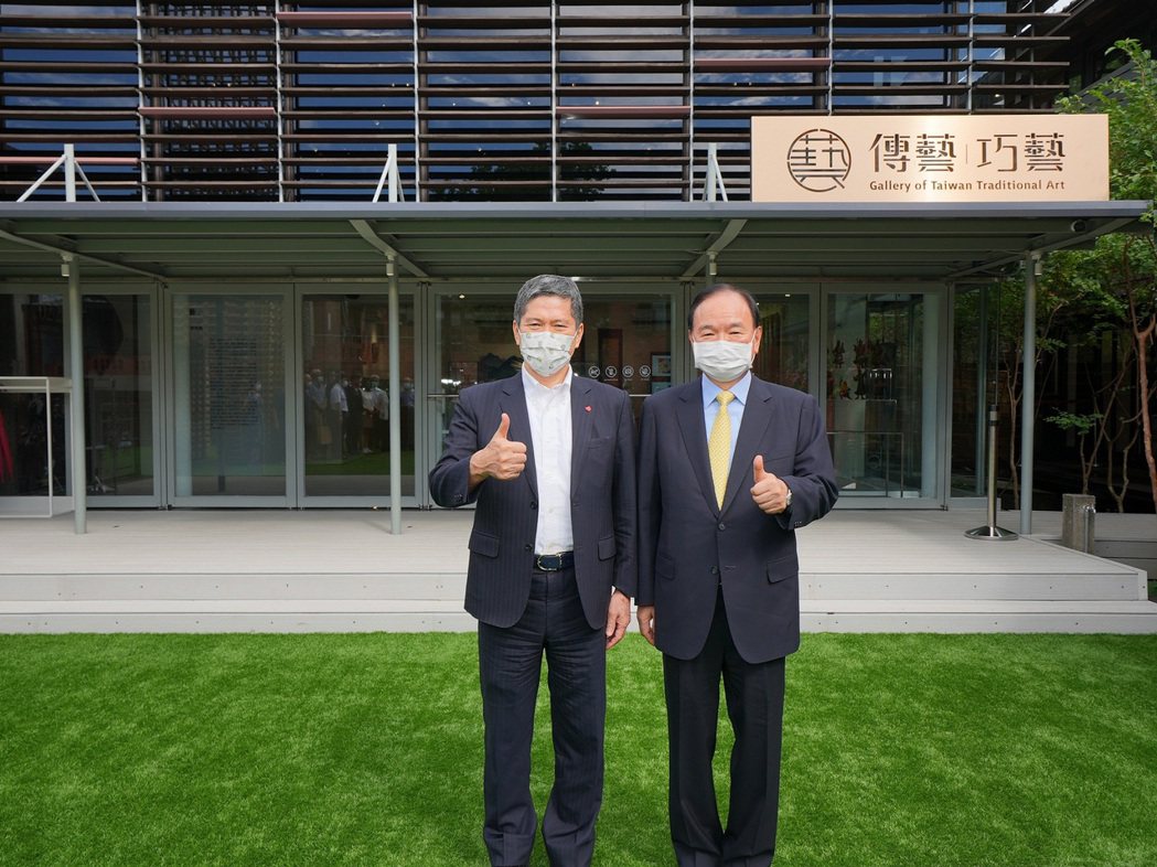 文化部李永得部長(左)與全聯林敏雄董事長出席巧藝館開幕活動。圖／全聯福利中心提供