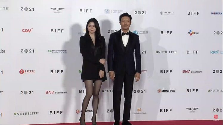 韓韶禧(左)與朴喜洵一同登上釜山國際電影節紅毯。圖／摘自YouTube