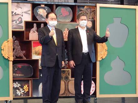 文化部長李永得（右）與全聯董事長林敏雄（左）6日共同出席宜蘭傳藝巧藝館開幕記者會。記者何秀玲／攝影