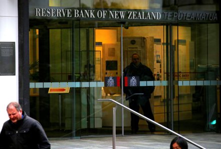 紐西蘭央行宣布升息1碼，為七年來首度升息，並暗示將進一步調升利率，以遏制通膨、抑制房市。（路透）