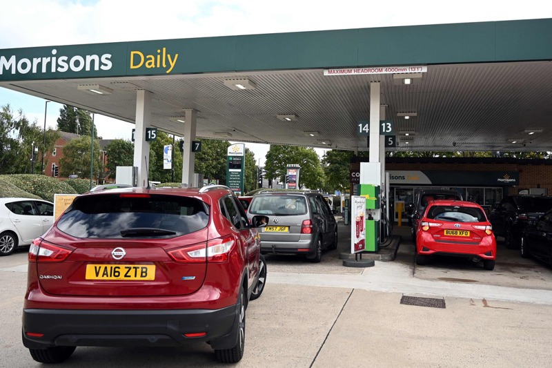 英國逾半獨立加油站已經無油可加，各地加油站大排長龍。法新社