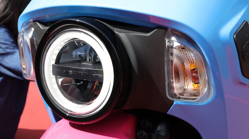 4MICA導入Class D汽車級LED頭燈，高照明度特性大大提升行車安全。 攝...