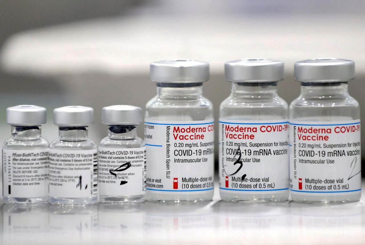 瑞典和丹麥將停止為年輕民眾接種莫德納疫苗（右三瓶），並改打BNT疫苗（左三瓶）。