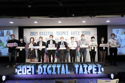 經濟部工業局周崇斌主任秘書(中間)與貴賓一同參加「2021 Digital Taipei 未來生活 智慧科技」開幕活動，並與臺灣產官學代表合影留念。 主辦單位/提供