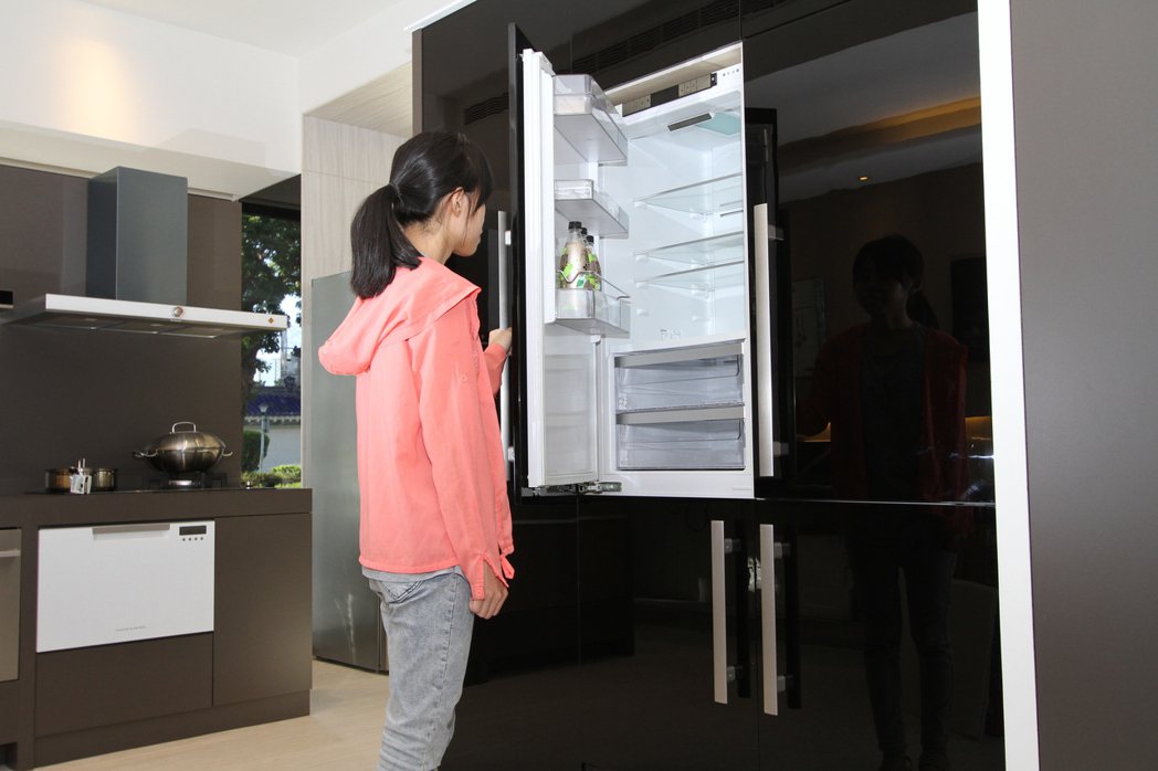博朗格嵌入式冰箱原價 5,1800 元，可以配合高標準的裝潢需求進行隱藏，在 1...