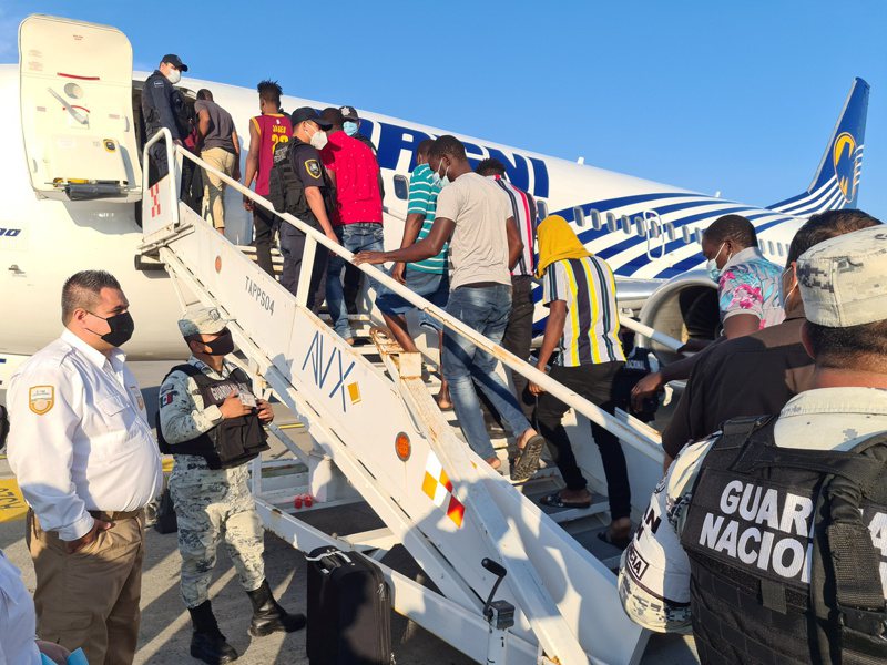 行經墨西哥朝美國邊界移動的海地移民人數近來大增，墨國官員表示，繼上週遣返一批移民回到海地首都後，再派班機將129名海地人遣送回國。路透社