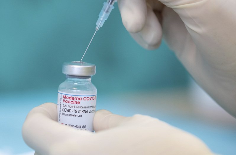 芬兰政府表示，由于接获罕见的心血管副作用通报，将暂停为1991年和其后出生的民众施打莫德纳疫苗。美联社(photo:UDN)