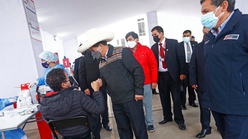 祕魯總統卡斯提諾（白帽者）上任2個月就將總理開除，讓外界擔心祕魯政局不穩影響抗疫。（Photo by @PedroCastilloTe via Twitter）