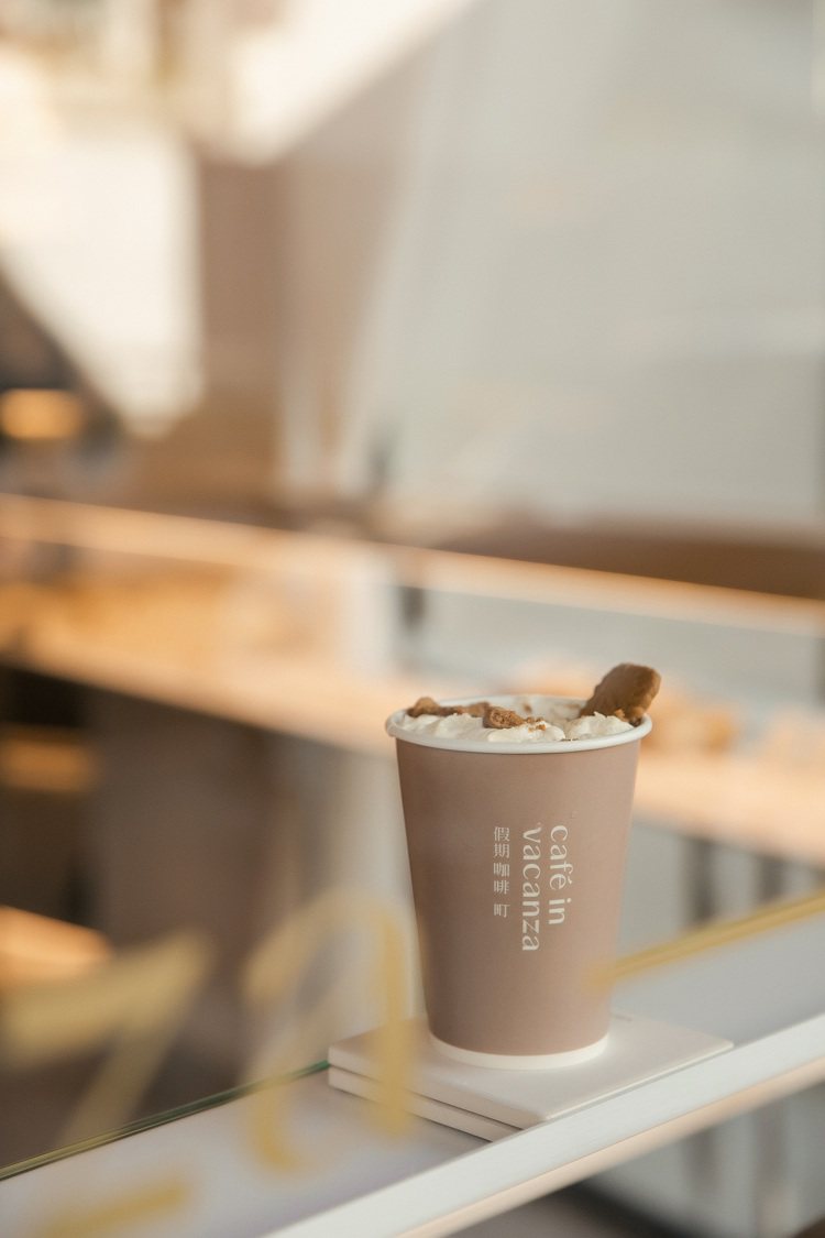 VACANZA首次在飾品店內設置「咖啡友善空間」，讓每位顧客都能手持咖啡、輕鬆享...