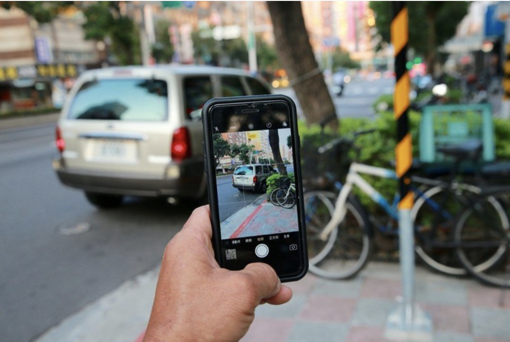 隨著智慧型手機愈來愈普及，民眾檢舉交通違規案件數也不斷增加。本報資料照片