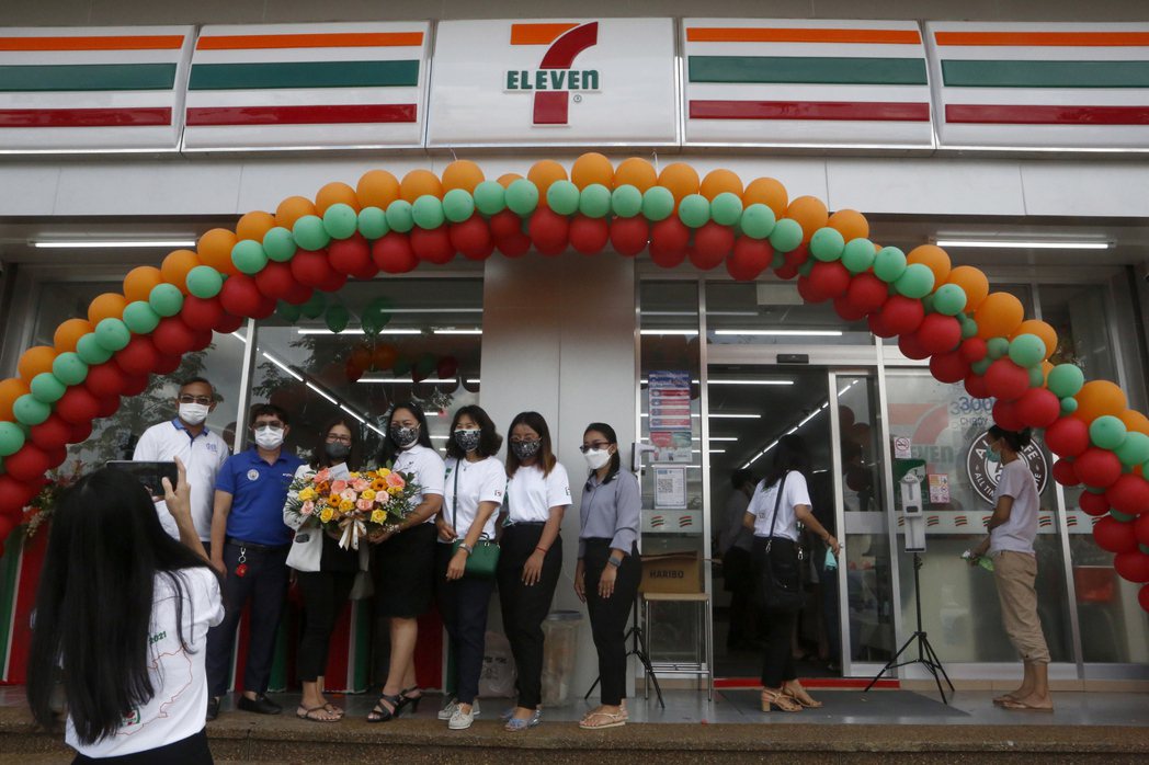 圖為柬埔寨第一家7-Eleven便利商店8月30日在首都金邊開幕。  歐新社