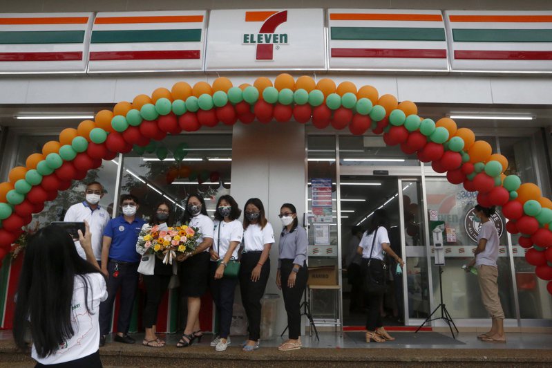 圖為柬埔寨第一家7-Eleven便利商店8月30日在首都金邊開幕。歐新社