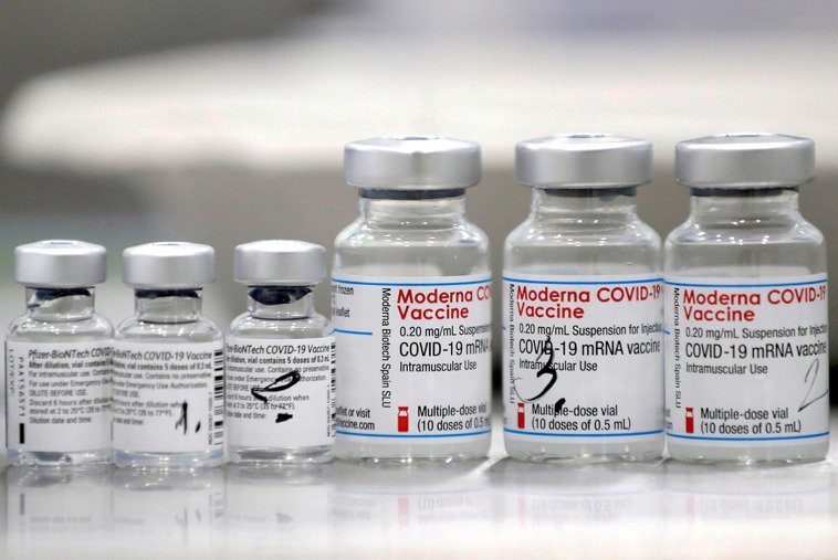 瑞典和丹麥將停止為年輕民眾接種莫德納疫苗（右三瓶），並改打BNT疫苗（左三瓶）。 路透