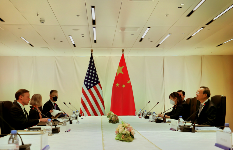 中共中央外事工作委員會辦公室主任楊潔篪（右一）當地時間6日在瑞士蘇黎世，與美國國家安全顧問蘇利文（左一）舉行會晤。新華社