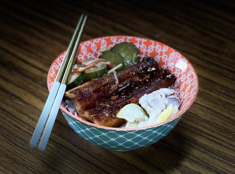 雲林口湖國中今天的營養午餐主菜是昂貴鰻魚，全校師生驚呆，樂得直呼「這餐CP值太高！」圖／校方提供