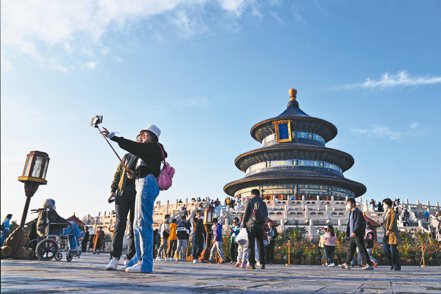 大陸十一長假出遊5.15億人次，年減1.5%。圖為北京天壇的旅遊民眾。 美聯社