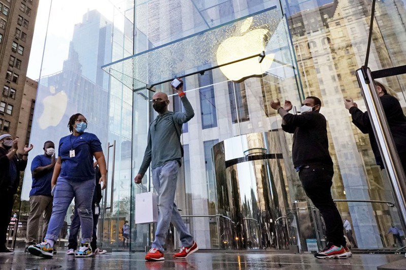 蘋果剛推出iPhone 13系列，接下來準備在10月舉行今年第二場發表會。圖為上個月紐約發售iPhone 13的第一天，首位顧客高舉他的戰利品。 美聯社