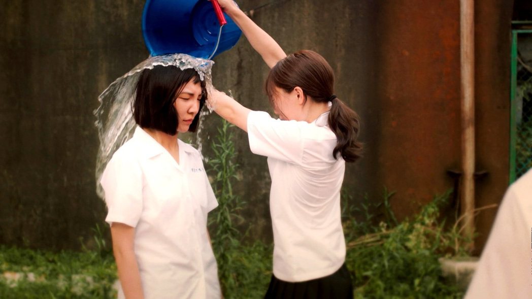 高雋雅(左)在「戀愛是科學」中飾演女同志，在學校慘遭霸凌。圖／三立提供