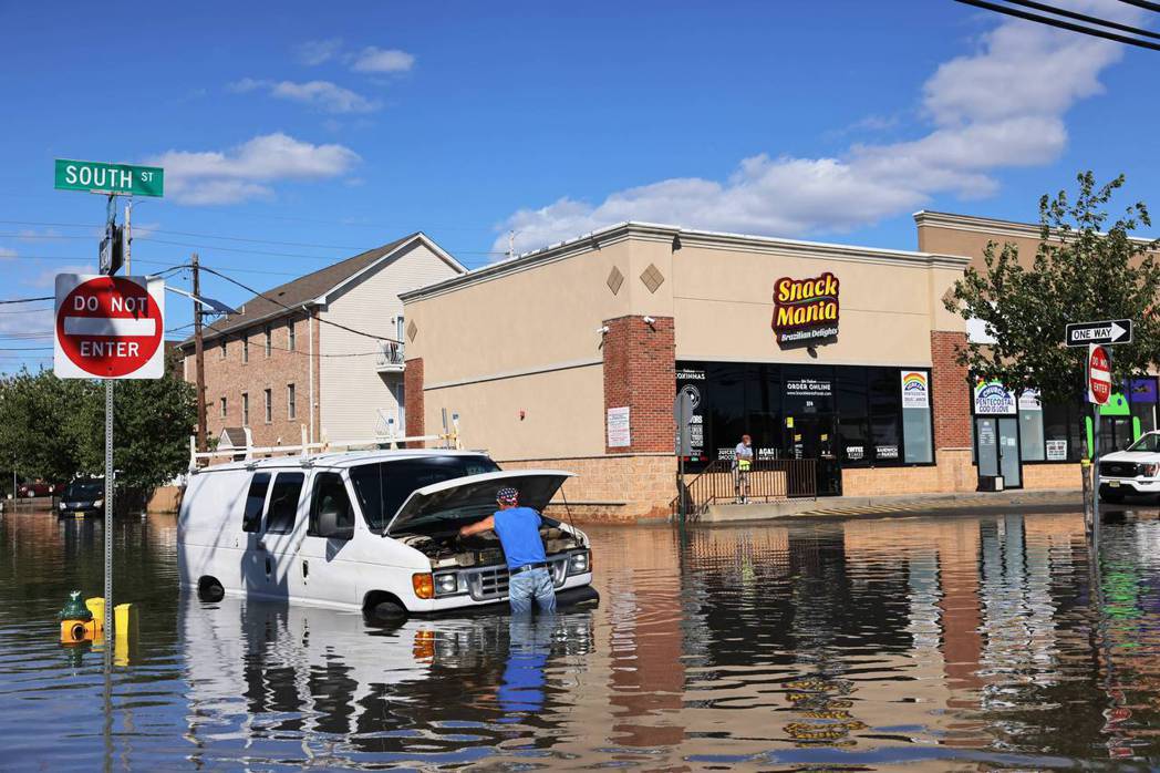 美國聯邦緊急事務管理署要求社區不得允許可能造成疏洪道上洪水水位升高的建築。美國一千三百多個社區主動實施更為謹慎的計畫。 圖／法新社
