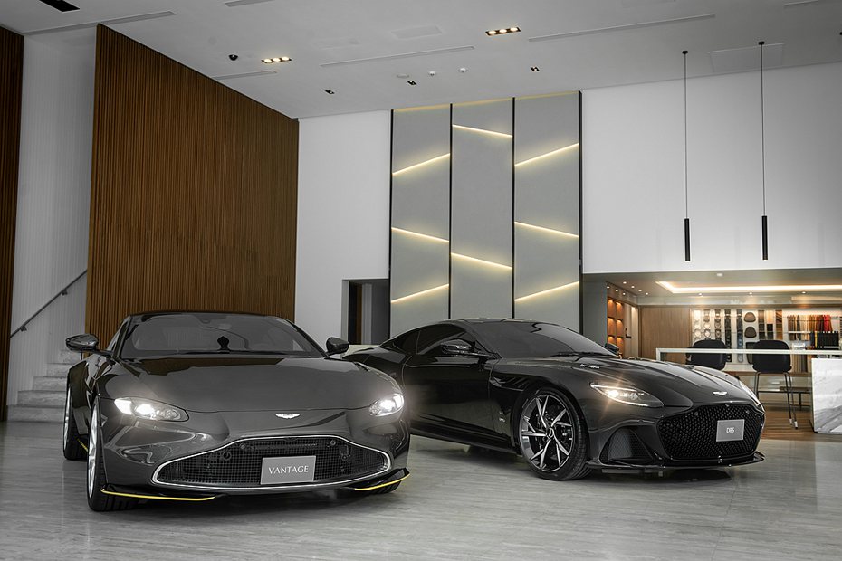特殊訂製部門Q By Aston Martin專為電影量身打造的聯名特仕車Vantage 007 Edition與DBS Superleggera 007 Edition。以其霸氣率性之姿，為007系列開啟振奮人心的不凡篇章。 圖／Aston Martin提供