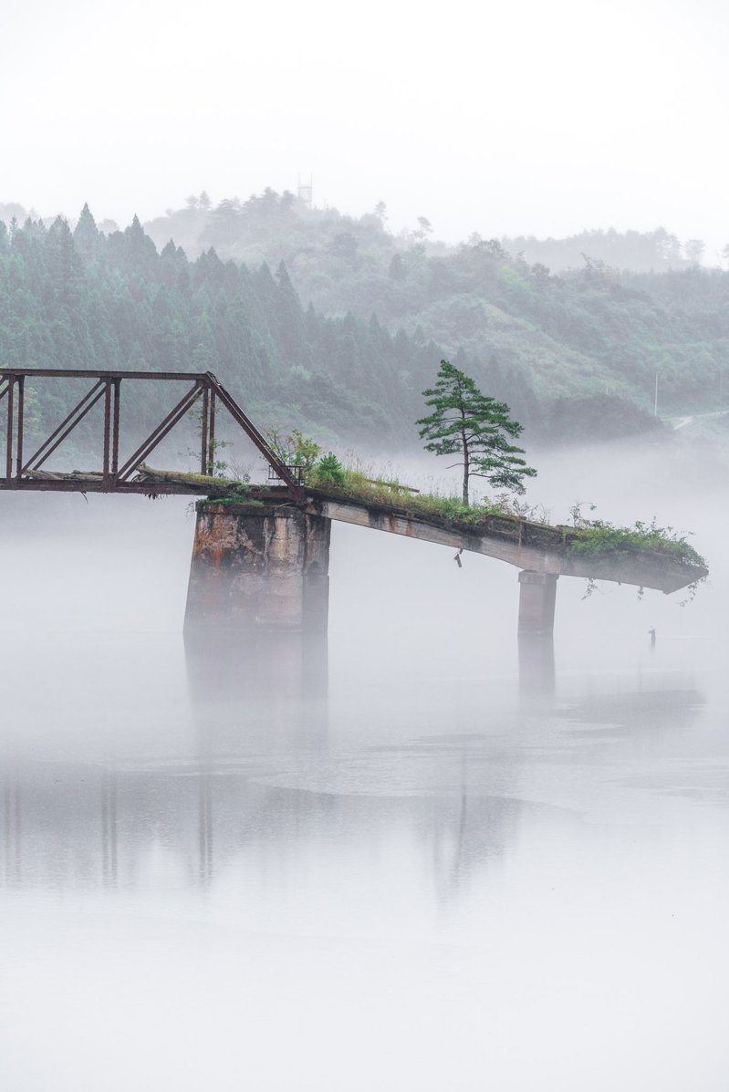 日本網友在颱風天的濃霧中拍攝斷橋照片，樣子就像幻想世界的幽靈橋一般。圖擷取自twitter