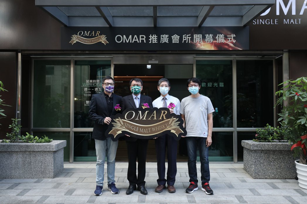 台灣菸酒公司在台北市金山南路二段219號1樓籌劃設立的「OMAR威士忌館」，10...