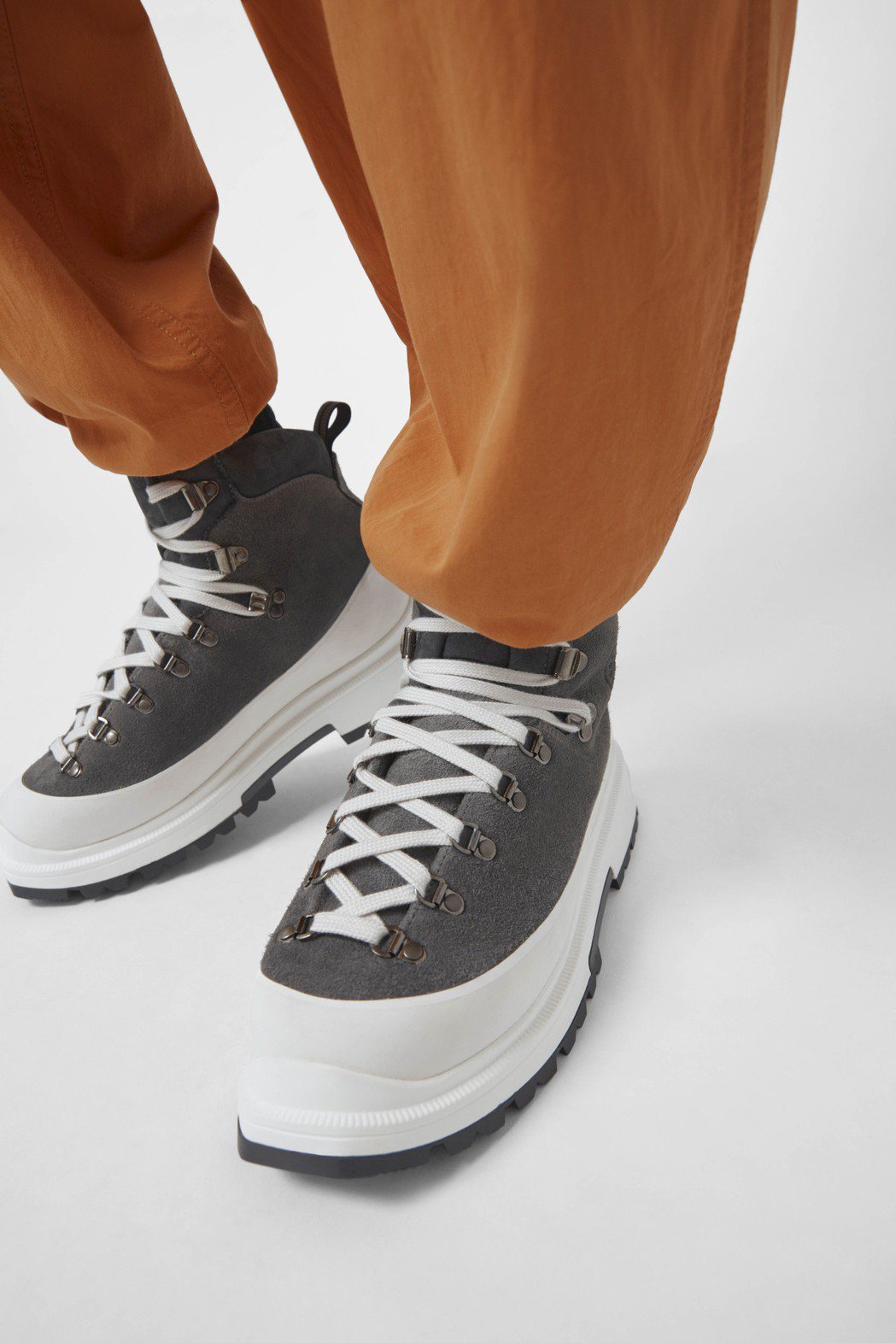 Journey Boot旅行靴 從經典Hiker靴汲取靈感 鞋頭設計略成方形。