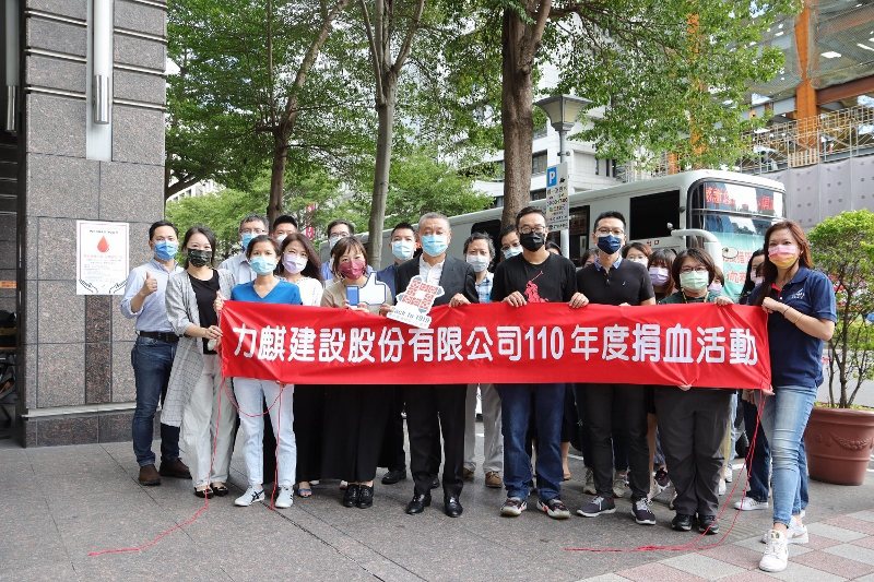 力麗集團總裁郭銓慶（前排中）10月8日最早到捐血活動現場號召同仁捐血。