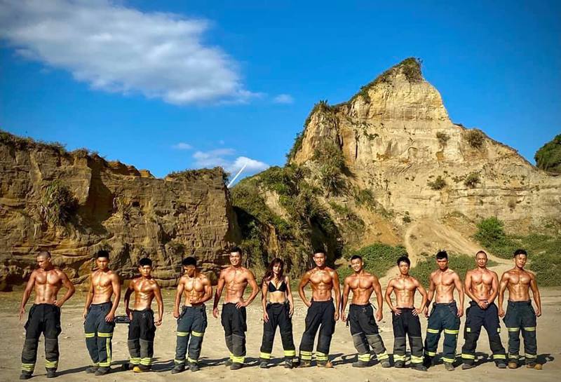 桃園市12名熱愛健身的消防員為了圓夢，自拍「2022年消防形象月曆」。圖／大有消防分隊提供