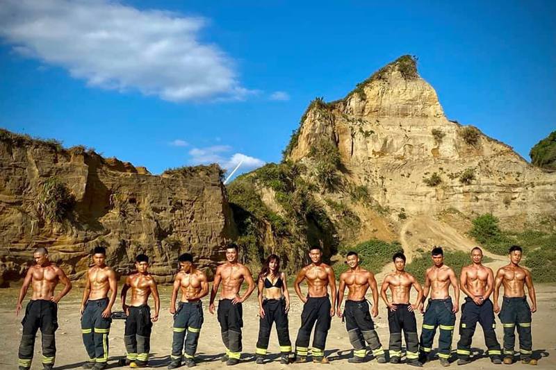 桃園市12名熱愛健身的消防員為了圓夢，自拍「2022年消防形象月曆」。圖／大有消防分隊提供