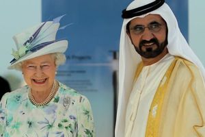 英國女王（左）和杜拜酋長穆罕默德（右）都熱愛賽馬和馬術，兩人因而結緣，交情匪淺。法新社