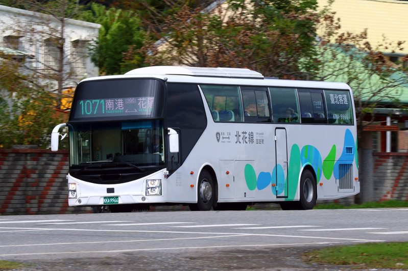 「台北－羅東」、「台北－宜蘭」、「台北－礁溪」直達車班次，搭配國道大客車優先通行措施，相較於自行開車，最多可節省40－60分鐘的行車時間。   圖/首都客運集團提供